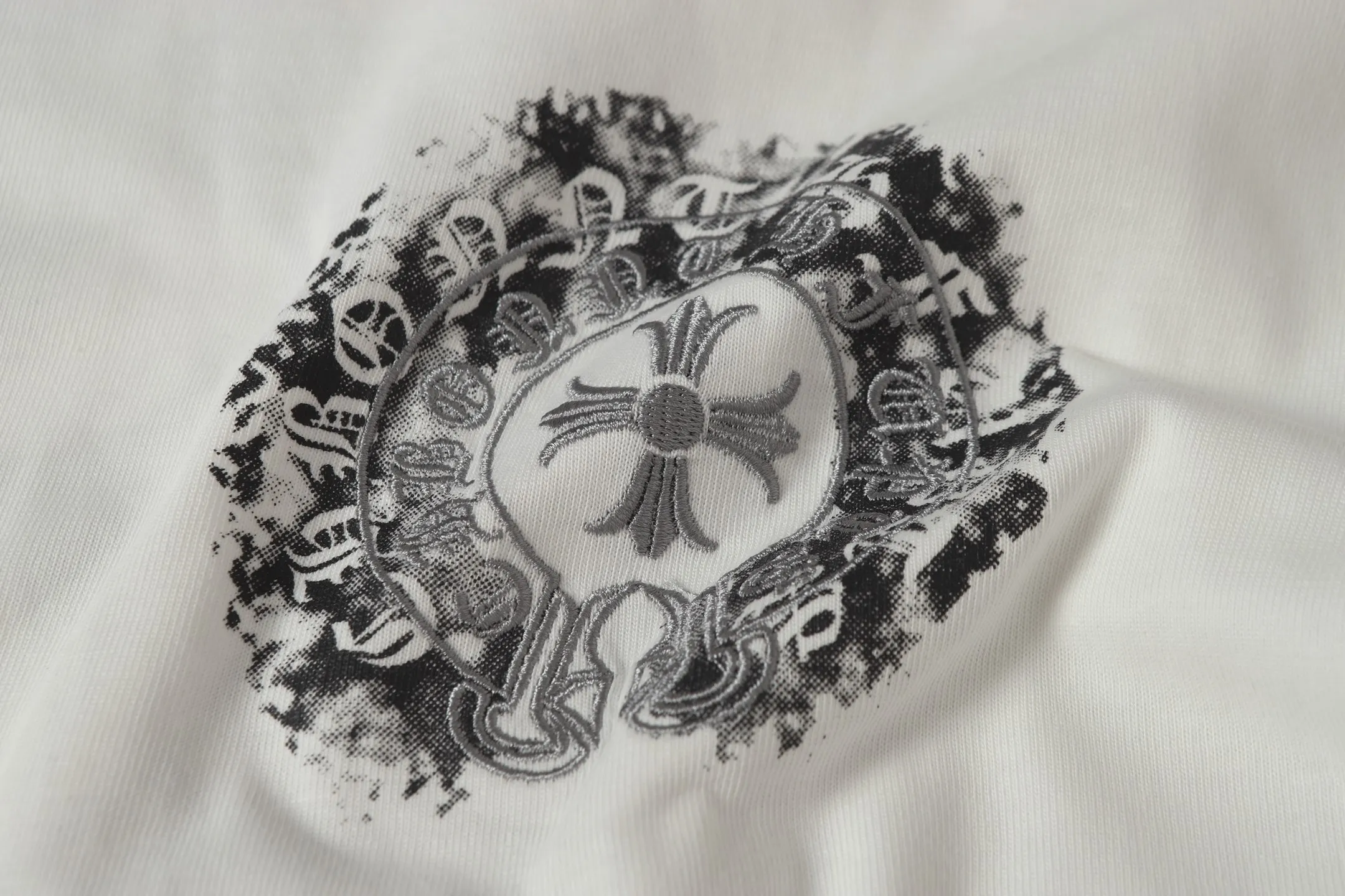 P170 Chrome Hearts CH Chrome Hearts Sanskrit horseshoe embroidered short-sleeved T-shirt. Printed by direct injection imported machine. Hardware accessories are all milled and customized. Correct configuration. Black 2025 Chrome Hearts authentic packaging. 280 grams of custom-dyed double yarn cotton. Large version. Loose and stylish. Different from lower versions, slim and long version with upper body and hip stretch. 100% commitment: top quality. Not fast food. The highest version on the market. Top quality - different from ordinary versions on the market. If you care about quality, you should also respect the price. Absolutely 0 after-sales service and 0 return rate so far. It’s hard not to love the style - 280g double yarn cotton custom dyed fabric - Correct high-density main mark, washed tag, hand-sewn
